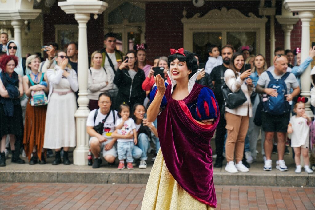 paris-itinerary-3-days-family-trip-disneyland Snow White show at Disneyland Paris – a magical stop on a Paris family itinerary 3 days family trip